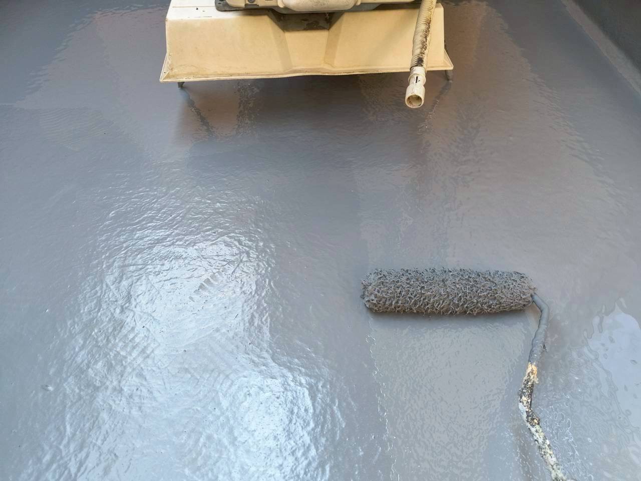 トップコートを上塗りして艶が生まれたバルコニー床